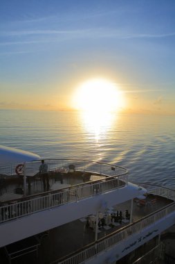 Denizde yolcu gemisi, gün doğumu manzarası. 