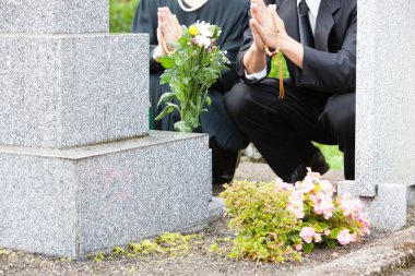 Mezarlıkta cenaze töreni.