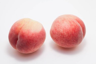 Beyaz arkaplanda taze kırmızı şeftaliler