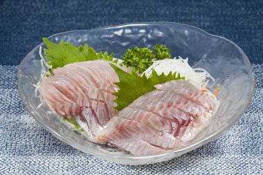 Arkadaki tabakta lezzetli balık sashimi