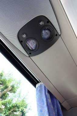 Modern otobüs içerisindeki görünüm ayrıntılarını kapat         