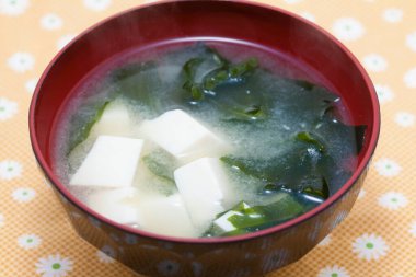 Japon yemeği, sıcak miso çorbası, tofu ve yosun.