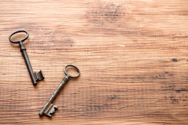 Ahşap masa arkaplanındaki antika anahtarların yakın plan görüntüsü
