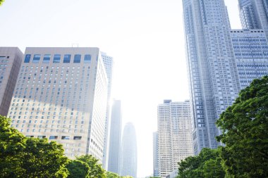 Modern binalar ve mavi gökyüzü - Tokyo, Japonya 'da