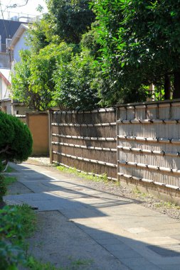 Güneşli bir günde eski şehir manzarası