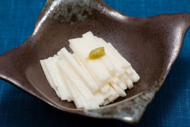 Wasabi soya soslu doğranmış tatlı patates.