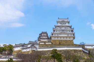 Japonya 'daki ünlü Osaka şatosu kulesinin manzaralı görüntüsü.