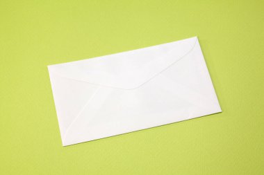 Renk arkaplanı üzerindeki zarf