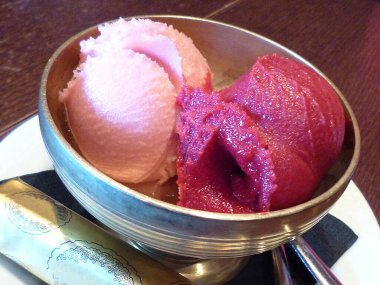 Renkli meyveli şerbet tatlısının tadını çıkarıyorum.