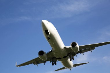 Mavi gökyüzünde uçan uçak  