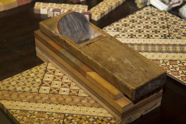 Ahşap el uçağı desenli kefenlerin arasında dinleniyor.