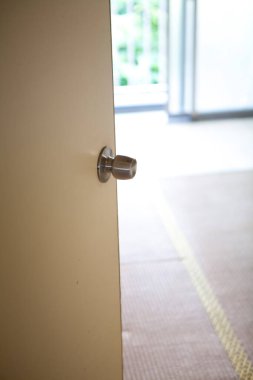 Kapı kolu beyaz kapı koluyla.