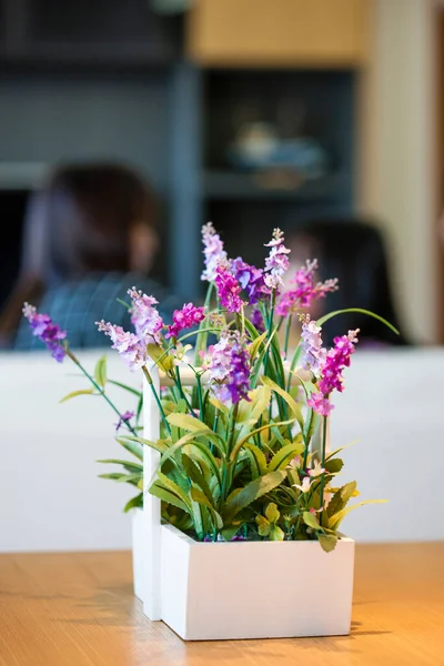 Krásné Květiny Stole Moderním Obývacím Pokoji — Stock fotografie