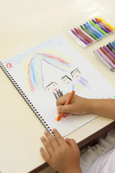 Petite Fille Dessin Arc Ciel Famille Avec Crayons Couleur Dans — Photo