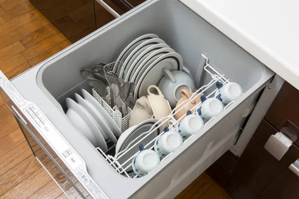 Мыть Посуду Открытой Посудомоечной Машине Крупным Планом — стоковое фото