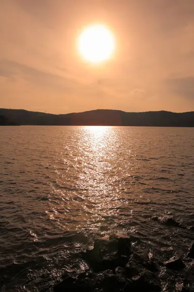 Doğanın güzel manzarası Gölde gün batımı    