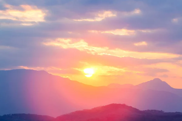 Magnifique Coucher Soleil Lumineux Dans Les Montagnes Pittoresques — Photo