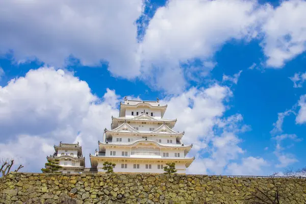 美丽的日本大阪城堡塔的风景画 — 图库照片