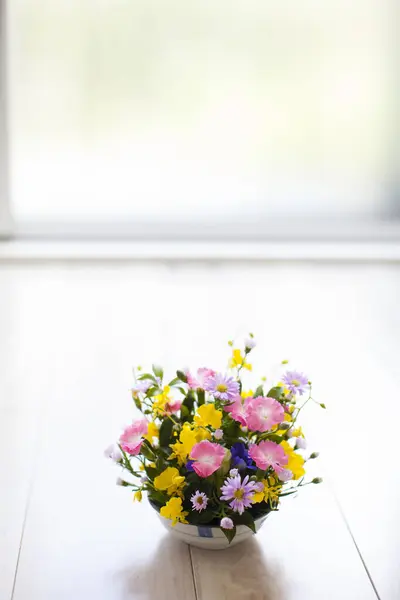Kytice Krásných Květin Váze Dřevěné Podlaze — Stock fotografie