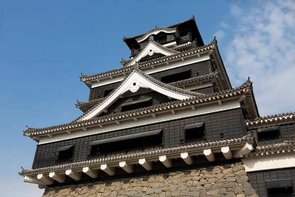 日本蓝天上的松香城堡 — 图库照片