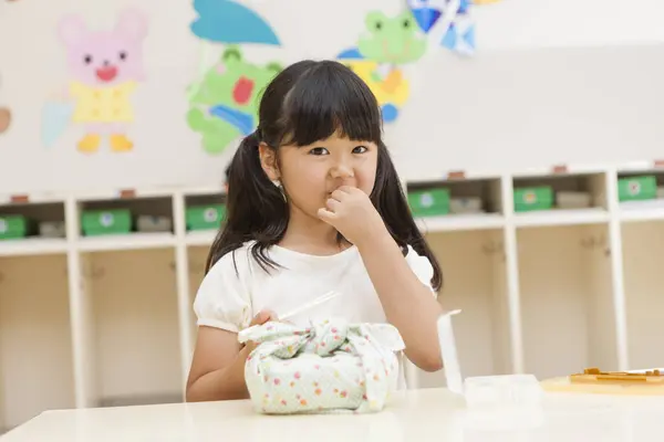 Aziatische Kleine Meisje Met Lunchbox Eetstokjes Klaar Eten School — Stockfoto