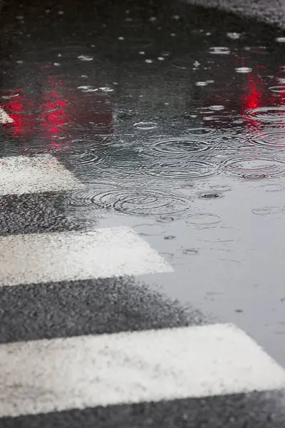 Σταγόνες Βροχής Στο Δρόμο Στο Παρασκήνιο — Φωτογραφία Αρχείου