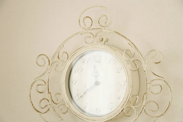 Elegant Vintage Clock Light Wall Background — Stock Photo, Image