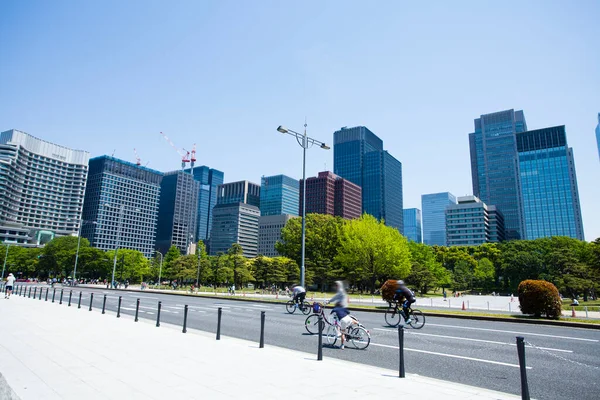 在城市里人们骑自行车 — 图库照片