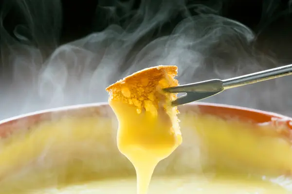 Geschmolzener Käse Tropft Schnüren Von Einem Stück Frischem Brot Käsefondue — Stockfoto