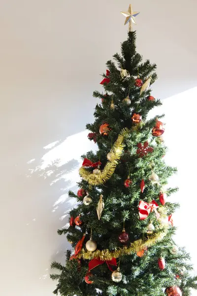 Árvore Natal Com Bugigangas Vermelhas Brinquedos — Fotografia de Stock