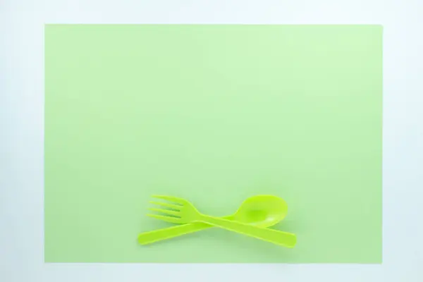 Top View Bright Plastic Cutlery Green Background — Stock Photo, Image