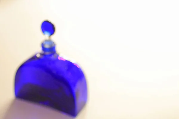 Detailní Záběr Krásné Fialové Modré Lesklé Láhve — Stock fotografie
