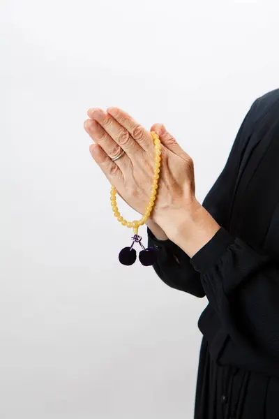 Mujer Vestido Luto Con Cuentas Oración — Foto de Stock