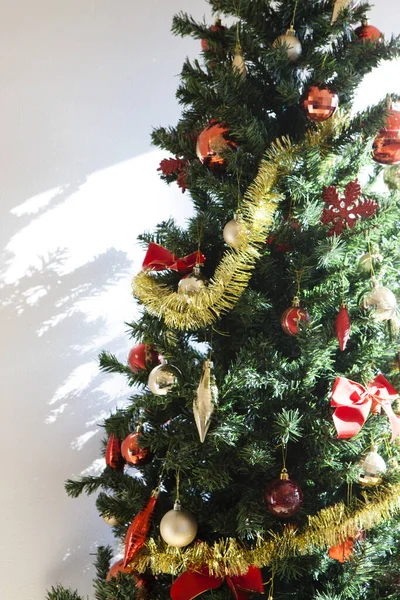 Χριστουγεννιάτικο Δέντρο Κόκκινα Μπιχλιμπίδια Και Παιχνίδια — Φωτογραφία Αρχείου