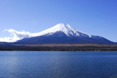 Japonya 'daki Fuji Dağı ve Gölü' nün güzel manzarası