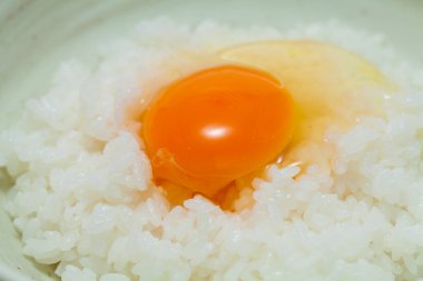 Çiğ yumurtalı pilav, yakın çekim.