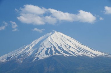 Japonya 'nın ünlü Fuji dağının manzaralı görüntüsü.