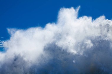 Fırtınalı bir günde güzel kayalık sahil manzarası, dalgalar kıyıya vuruyor. 