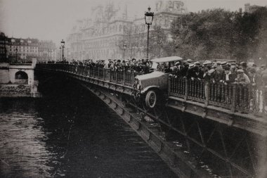 Köprüde araba seyreden kalabalık