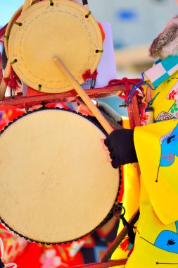 Masada bir fincan sıcak çay, kapat.