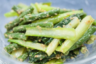 yeşil kuşkonmaz salatası ve susam tohumu 