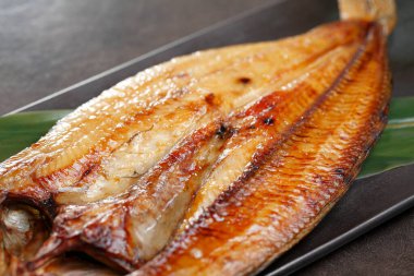 Tabakta ızgara balığın yakın çekim görüntüsü