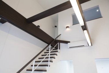 Beyaz duvarları ve zemini olan boş odanın iç manzarası