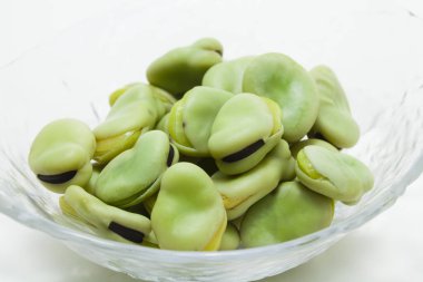 Taze yeşil fasulyeler beyaz arkaplanda izole