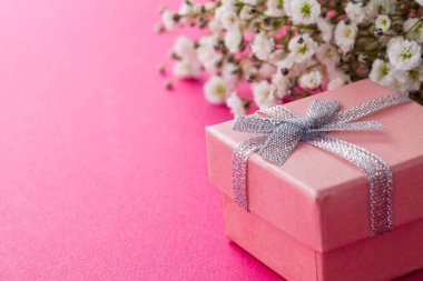 Yay ve güzel çiçeklerle dolu hediye kutusu