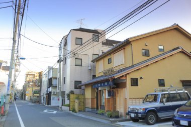 Geleneksel dar Japon caddesinin yaz manzarası 