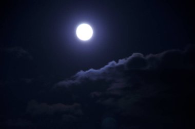Gece gökyüzünde dolunay