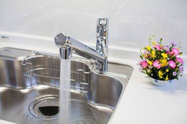 Mutfak musluğu ve su musluğu mutfakta.