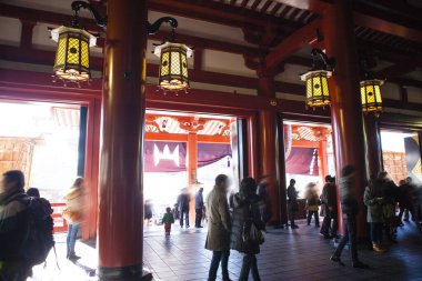 Tatil sırasında antik Japon tapınağında ziyaretçi kalabalığı