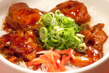 Pirinç ve sebzeli kızarmış domuz eti.